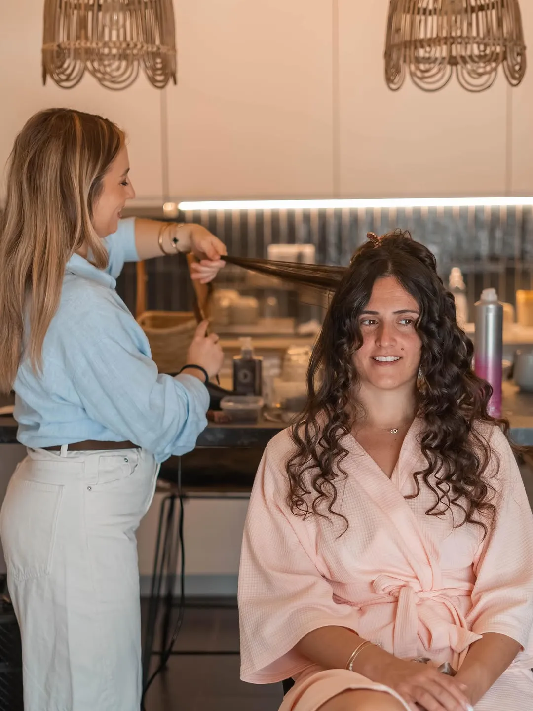 Alizée Moretto en train de coiffer une cliente au salon Encore