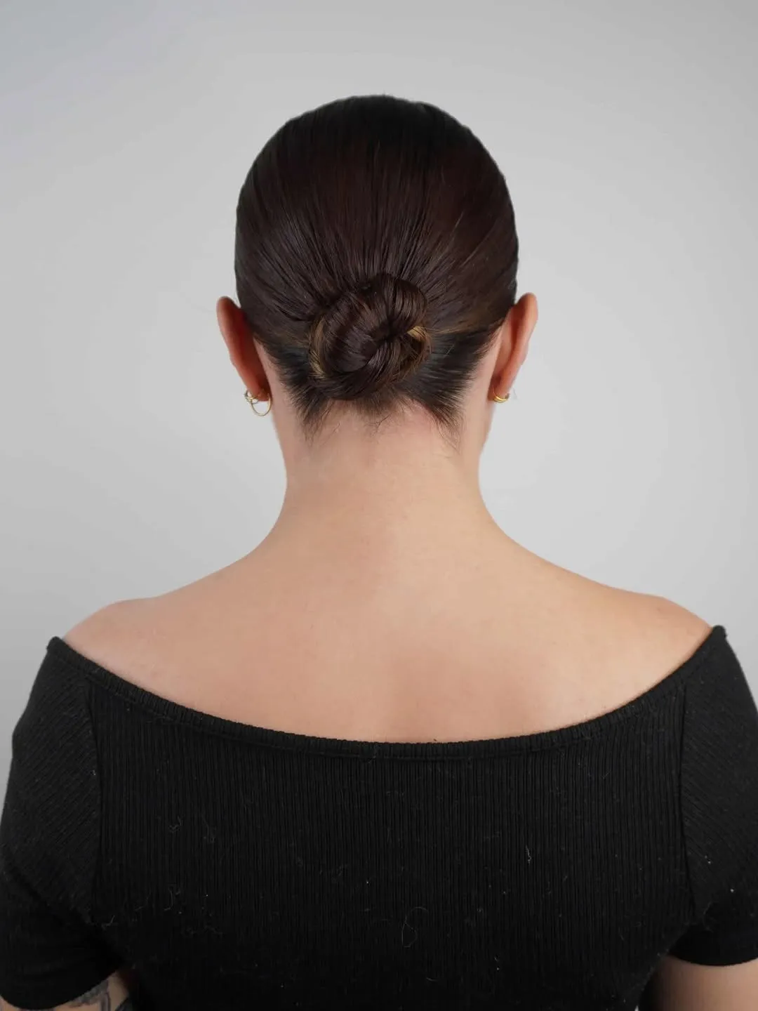 Chignon sleek de mariée, coiffure attachée par Alizée Moretto